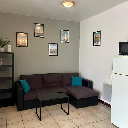Confortable Avec Terrasse Et Piscine * Reignac (Gironde)